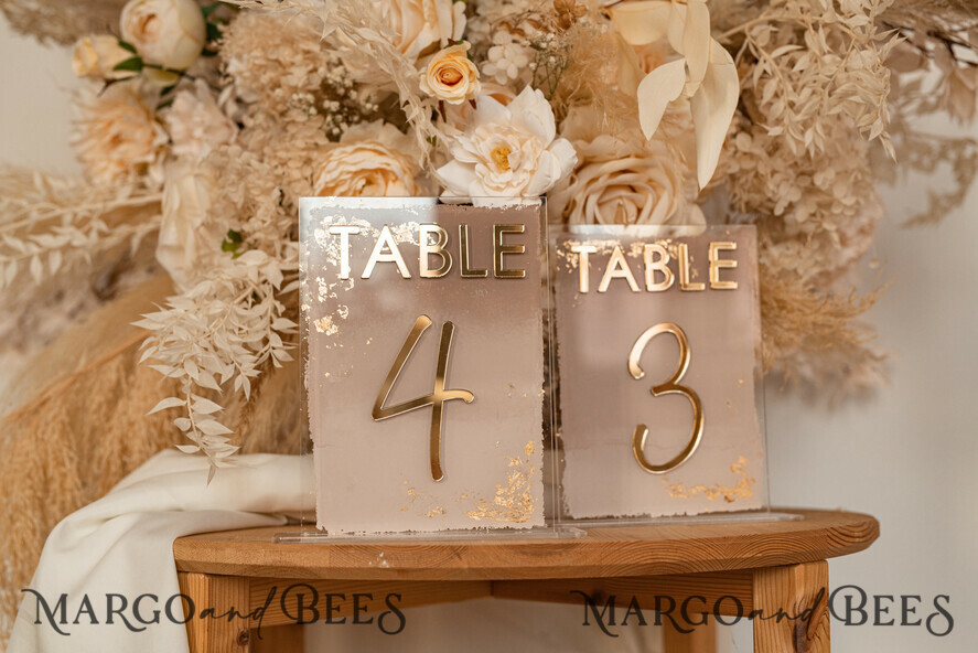 TISCHDEKORATIONSCHILDER   Acryl Tischdekoration Zahlen Acryl Ombre Beige Tischnummern, bemalte Plexi- und Goldtischnummern, Nude Taupe Gold Plexi Tischnummern, Tan Luxuriöse Hochzeits-Tischdekoration, Erdige Hochzeitsbeschilderung