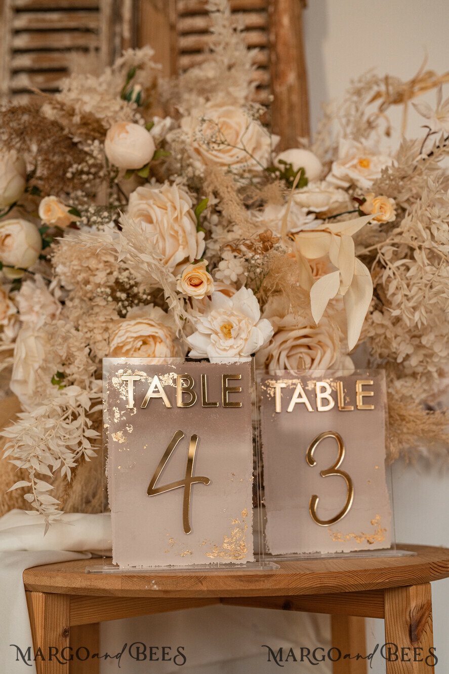 TISCHDEKORATIONSCHILDER   Acryl Tischdekoration Zahlen Acryl Ombre Beige Tischnummern, bemalte Plexi- und Goldtischnummern, Nude Taupe Gold Plexi Tischnummern, Tan Luxuriöse Hochzeits-Tischdekoration, Erdige Hochzeitsbeschilderung