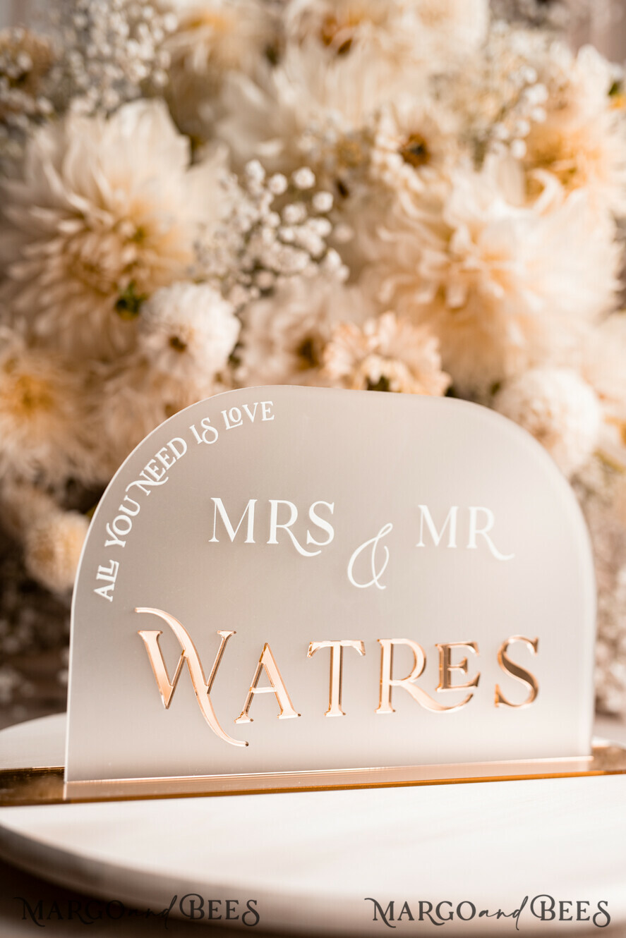 TISCHDEKORATIONSCHILDER   Acryl Tischdekoration Zahlen Acrylbogen gefrorenes Tischschild, weiße und goldene Tischschilder, goldenes 3D-Tischschild, elegante luxuriöse Hochzeitsdeko für Mr & Mrs, Glam Hochzeitsbeschilderung.
