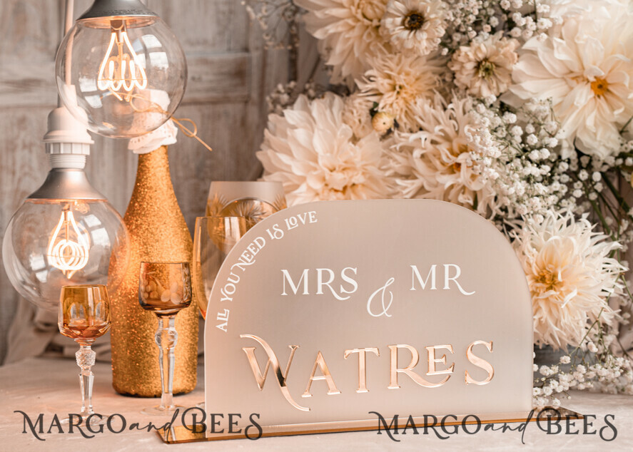 TISCHDEKORATIONSCHILDER   Acryl Tischdekoration Zahlen Acrylbogen gefrorenes Tischschild, weiße und goldene Tischschilder, goldenes 3D-Tischschild, elegante luxuriöse Hochzeitsdeko für Mr & Mrs, Glam Hochzeitsbeschilderung.