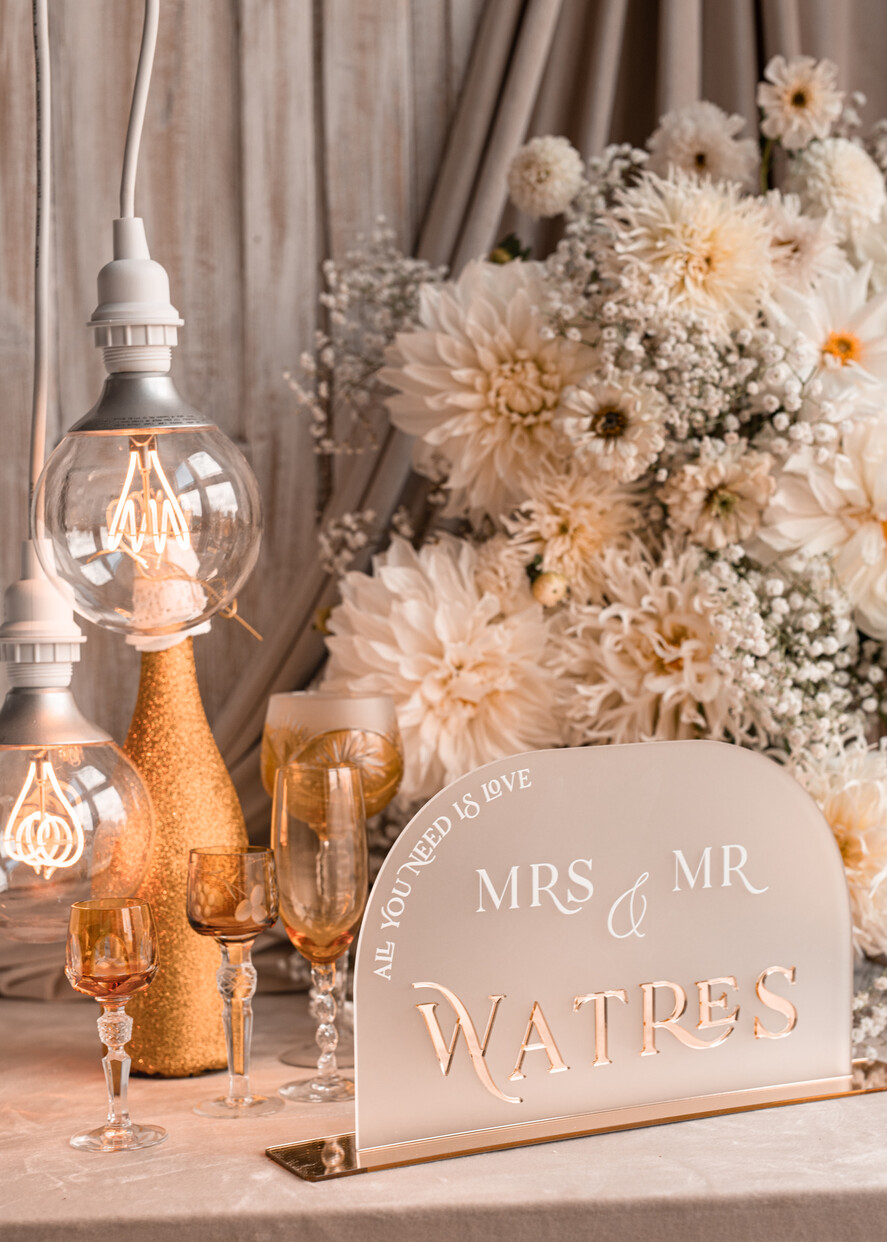 TISCHDEKORATIONSCHILDER   Acryl Tischdekoration Zahlen Acrylbogen gefrorenes Tischschild, weiße und goldene Tischschilder, goldenes 3D-Tischschild, elegante luxuriöse Hochzeitsdeko für Mr & Mrs, Glam Hochzeitsbeschilderung.