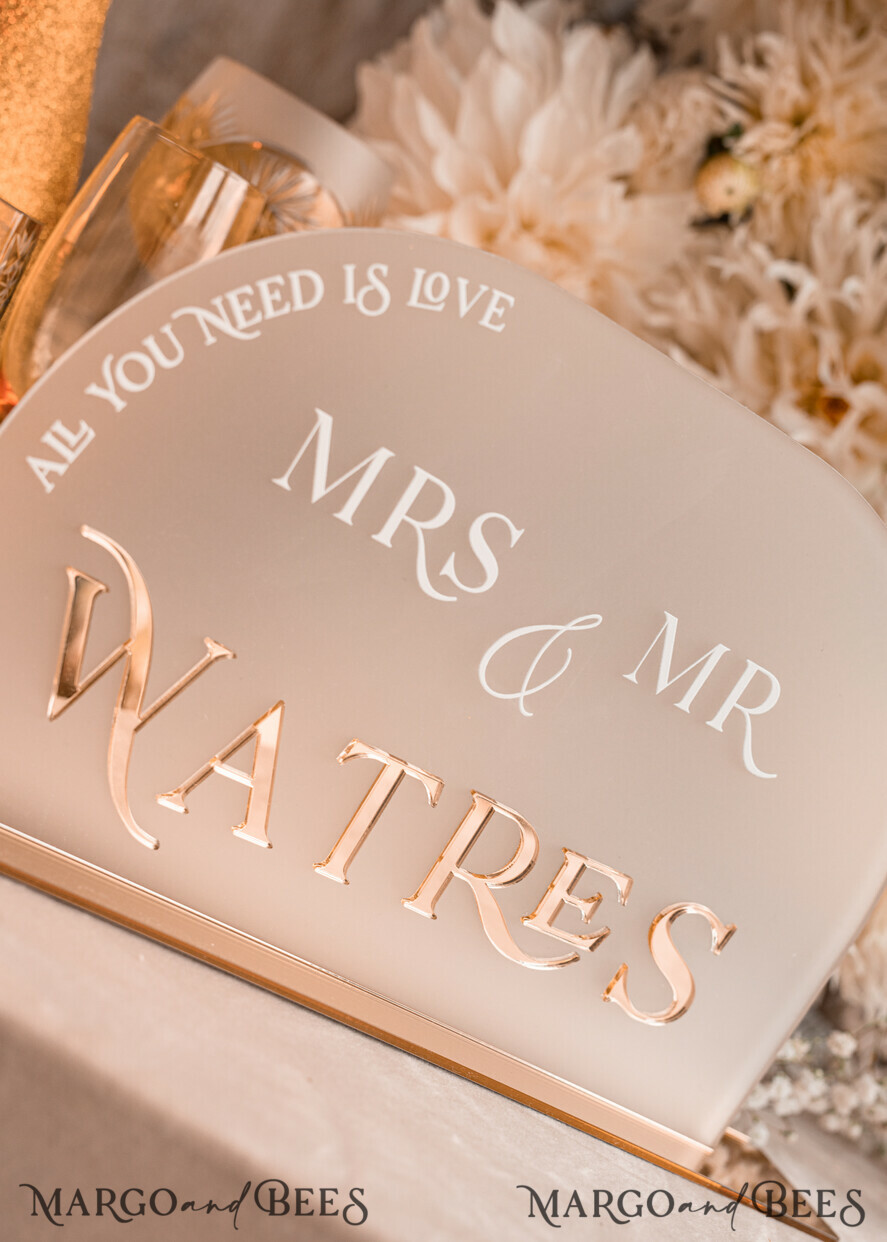TISCHDEKORATIONSCHILDER   Acryl Tischdekoration Zahlen Acrylbogen gefrorenes Tischschild, weiße und goldene Tischschilder, goldenes 3D-Tischschild, elegante luxuriöse Hochzeitsdeko für Mr & Mrs, Glam Hochzeitsbeschilderung.