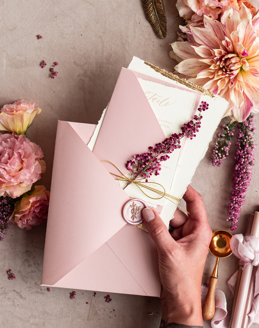 PROBENNEHMESERVICE
 Muster
 Staubige Rose Hochzeits Einladung Muster, handgemachtes Heide Muster Set, Pink florale Hochzeits Einladung, Einladung Muster Set mit goldenen, gezackten Rändern.