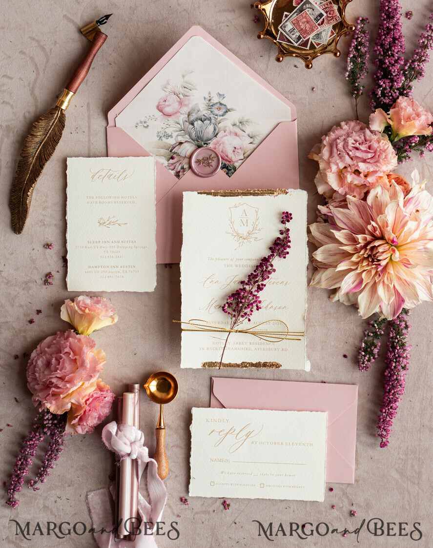 PROBENNEHMESERVICE
 Muster
 Staubige Rose Hochzeits Einladung Muster, handgemachtes Heide Muster Set, Pink florale Hochzeits Einladung, Einladung Muster Set mit goldenen, gezackten Rändern.