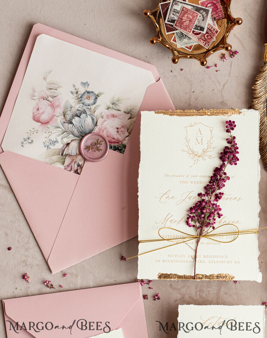 PROBENNEHMESERVICE
 Muster
 Staubige Rose Hochzeits Einladung Muster, handgemachtes Heide Muster Set, Pink florale Hochzeits Einladung, Einladung Muster Set mit goldenen, gezackten Rändern.