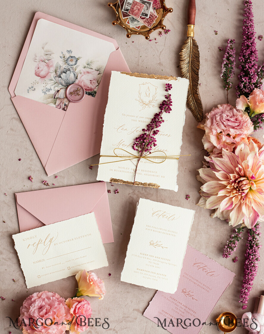 PROBENNEHMESERVICE
 Muster
 Staubige Rose Hochzeits Einladung Muster, handgemachtes Heide Muster Set, Pink florale Hochzeits Einladung, Einladung Muster Set mit goldenen, gezackten Rändern.