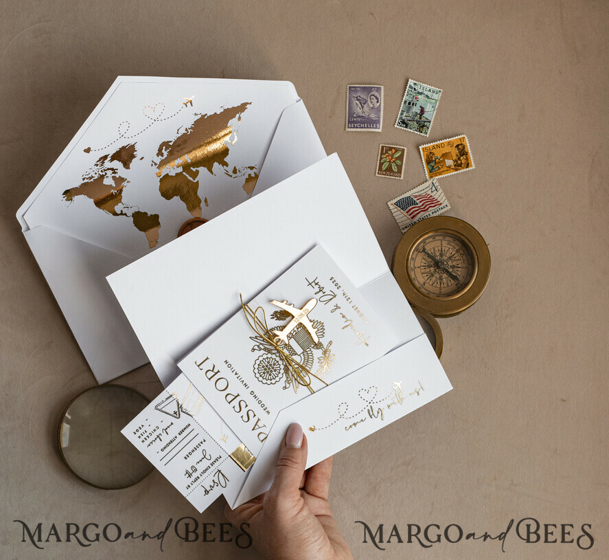 PROBENNEHMESERVICE
 Muster
 Beispiel, maßgeschneiderte Musterset Gold Weiße Reisepass Hochzeitsinvitation, Goldene Hochzeitskarten Bordkarte, Maßgeschneiderte Reisepass Hochzeitskarten im Ausland, Hochzeitskarten für Reiseziele in Griechenland, Reise-Karten Hochzeitsstationery, Weltkarte.
