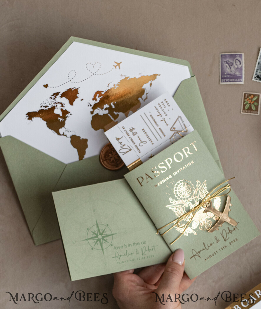 PROBENNEHMESERVICE
 Muster
 Muster, maßgeschneidertes Musterset Gold Salbeigrün Pass Hochzeitseinladung, Goldene Hochzeitskarten Boarding Pass, Grün Reise Pass Hochzeitseinladungen im Ausland, Hochzeitskarten für das Reiseziel Griechenland, Toskana Reisekarten Hochzeitsstationery Italien Weltkarte.