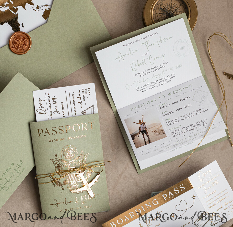 PROBENNEHMESERVICE
 Muster
 Muster, maßgeschneidertes Musterset Gold Salbeigrün Pass Hochzeitseinladung, Goldene Hochzeitskarten Boarding Pass, Grün Reise Pass Hochzeitseinladungen im Ausland, Hochzeitskarten für das Reiseziel Griechenland, Toskana Reisekarten Hochzeitsstationery Italien Weltkarte.