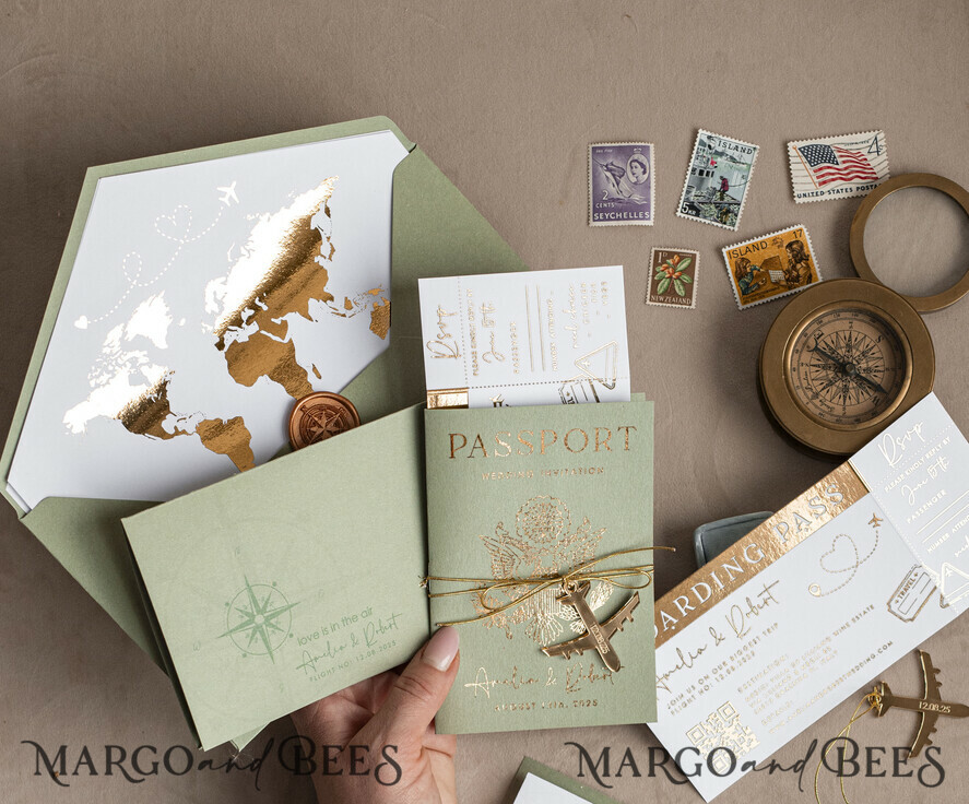 PROBENNEHMESERVICE
 Muster
 Muster, maßgeschneidertes Musterset Gold Salbeigrün Pass Hochzeitseinladung, Goldene Hochzeitskarten Boarding Pass, Grün Reise Pass Hochzeitseinladungen im Ausland, Hochzeitskarten für das Reiseziel Griechenland, Toskana Reisekarten Hochzeitsstationery Italien Weltkarte.