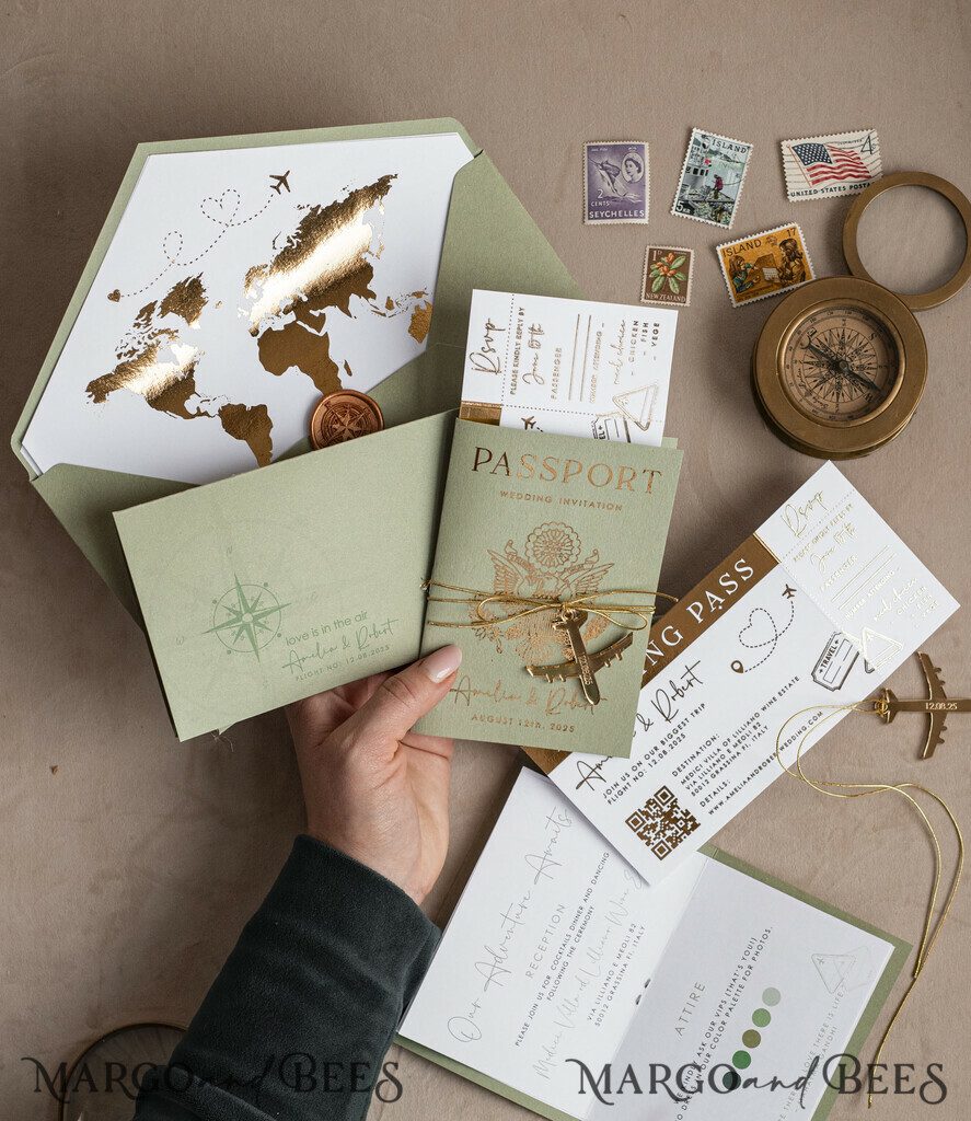 PROBENNEHMESERVICE
 Muster
 Muster, maßgeschneidertes Musterset Gold Salbeigrün Pass Hochzeitseinladung, Goldene Hochzeitskarten Boarding Pass, Grün Reise Pass Hochzeitseinladungen im Ausland, Hochzeitskarten für das Reiseziel Griechenland, Toskana Reisekarten Hochzeitsstationery Italien Weltkarte.