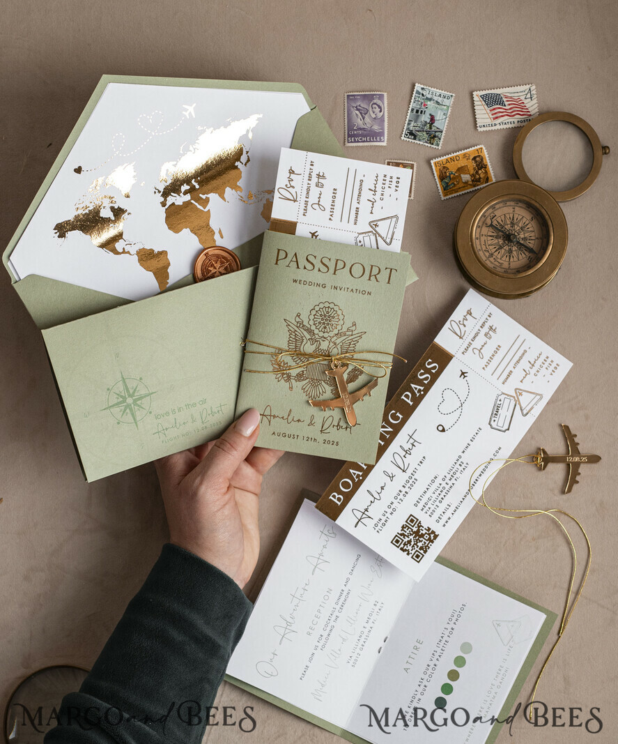 PROBENNEHMESERVICE
 Muster
 Muster, maßgeschneidertes Musterset Gold Salbeigrün Pass Hochzeitseinladung, Goldene Hochzeitskarten Boarding Pass, Grün Reise Pass Hochzeitseinladungen im Ausland, Hochzeitskarten für das Reiseziel Griechenland, Toskana Reisekarten Hochzeitsstationery Italien Weltkarte.