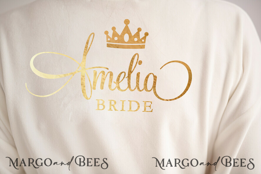 FRISCH VERHEIRATETES PAAR GESCHENKE Brautgeschenke Cremeweiße Brautrobe mit goldener Schrift, goldene Brautrobe, Samtrobe für die Braut Hochzeit, elegante weiche Hochzeitsrobe.