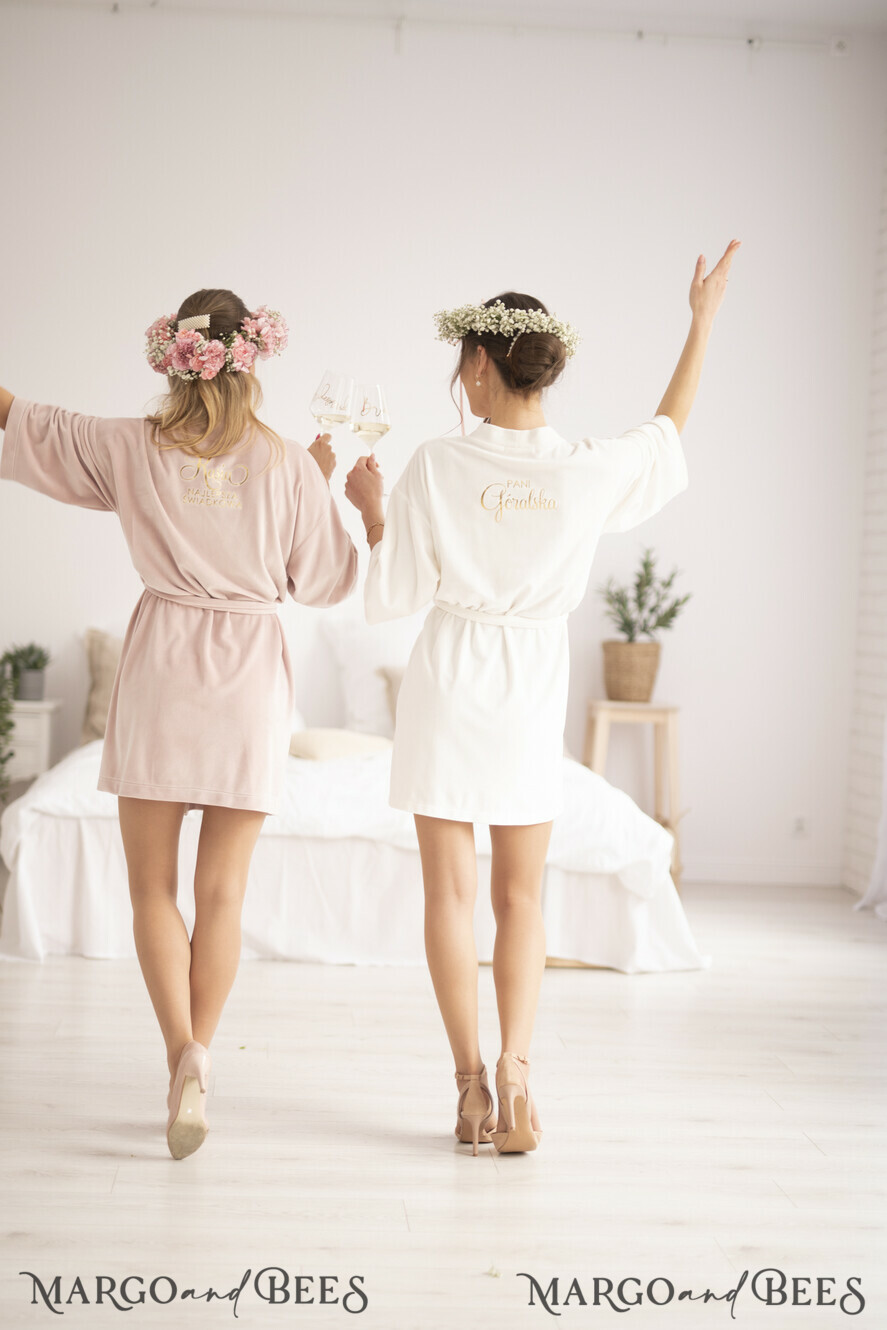 FRISCH VERHEIRATETES PAAR GESCHENKE Brautgeschenke Cremeweiße Brautrobe mit goldener Schrift, goldene Brautrobe, Samtrobe für die Braut Hochzeit, elegante weiche Hochzeitsrobe.