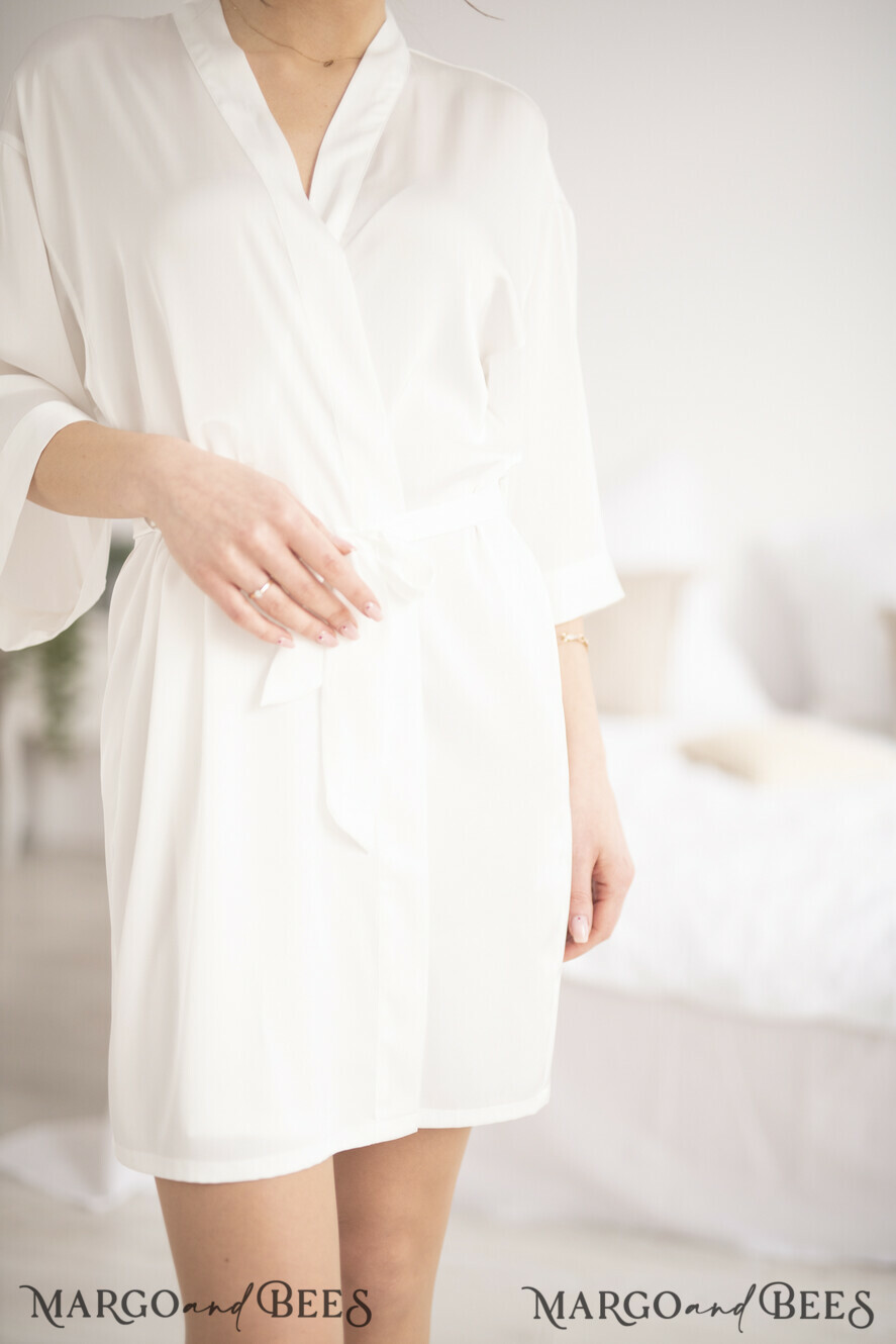 FRISCH VERHEIRATETES PAAR GESCHENKE Brautgeschenke Cremeweiße Brautrobe mit goldener Schrift, goldene Brautrobe, Samtrobe für die Braut Hochzeit, elegante weiche Hochzeitsrobe.