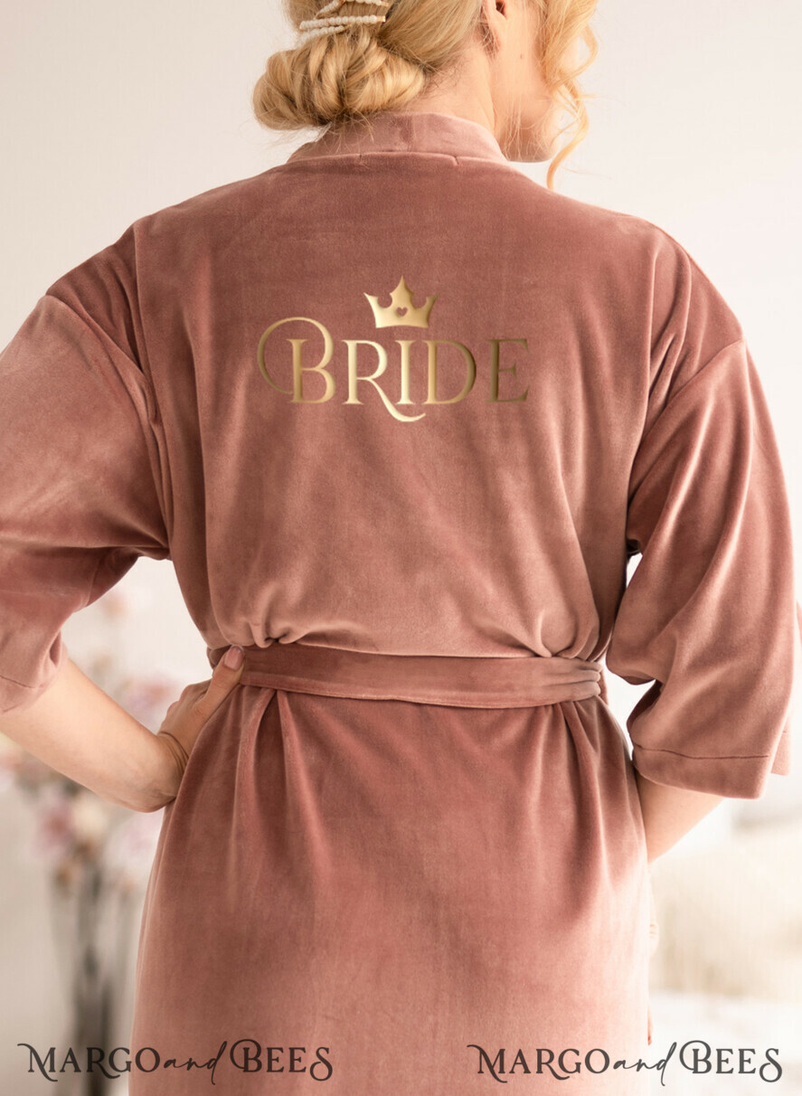 FRISCH VERHEIRATETES PAAR GESCHENKE Brautgeschenke Rose Gold Velvet Hochzeitsrobe, maßgeschneiderte Hochzeitsrobe, Brautgeschenkrobe mit goldener Schrift