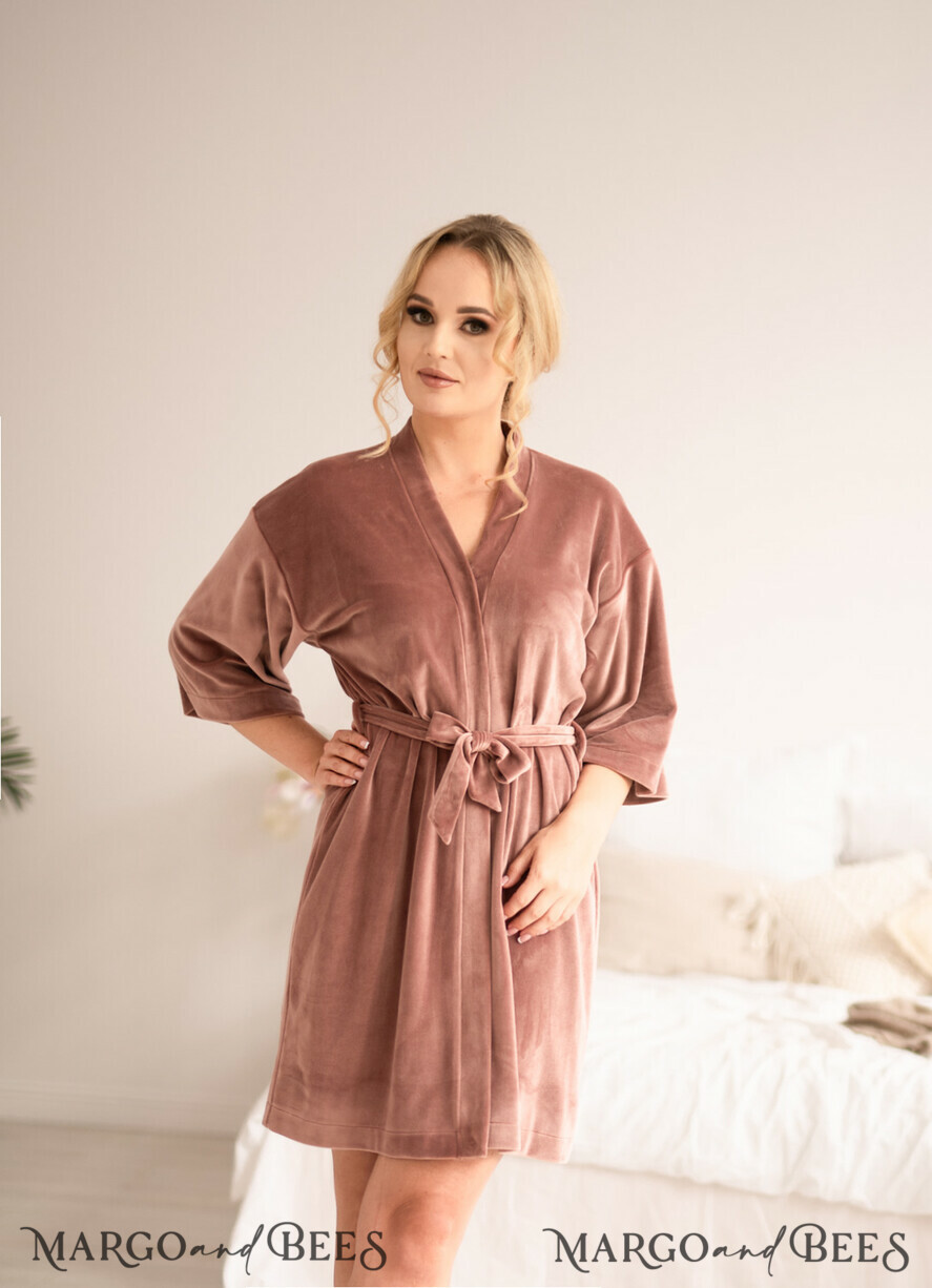 FRISCH VERHEIRATETES PAAR GESCHENKE Brautgeschenke Rose Gold Velvet Hochzeitsrobe, maßgeschneiderte Hochzeitsrobe, Brautgeschenkrobe mit goldener Schrift