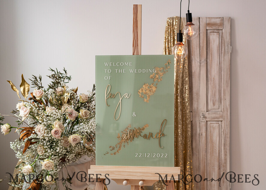 TISCHPLÄNE UND WILLKOMMENSCHILDER FÜR HOCHZEITEN Plexi Gold / Samt Acryl Salbeigrün & Gold Hochzeits-Willkommensschild, bemaltes Acryl- & Gold-Hochzeits-Willkommensschild, Grünpflanzen Gold Plexi Hochzeits-Willkommensschild, Luxushochzeits-Willkommensschild, Toskana Hochzeitsbeschilderung Golden Spiegel Hochzeits-Willkommensschild.