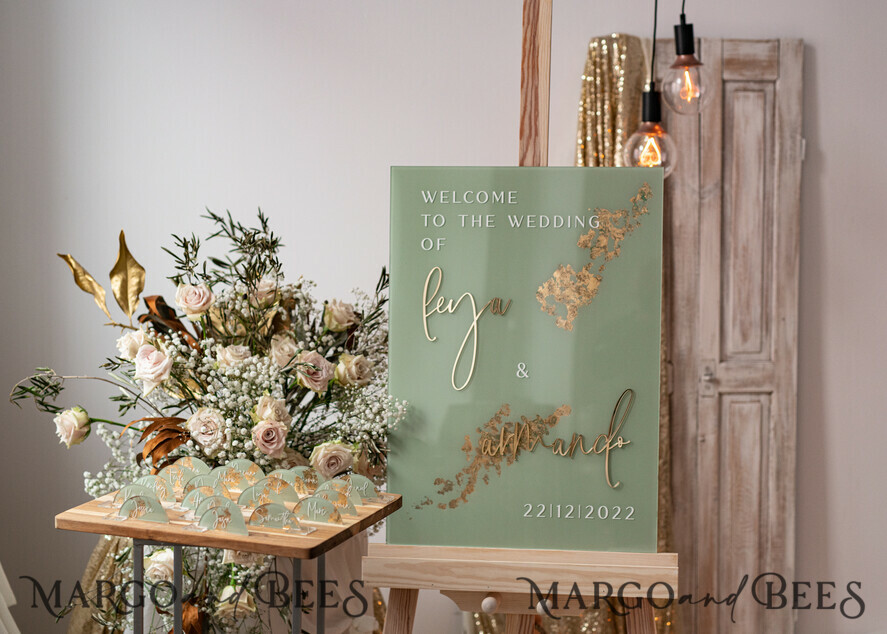 TISCHPLÄNE UND WILLKOMMENSCHILDER FÜR HOCHZEITEN Plexi Gold / Samt Acryl Salbeigrün & Gold Hochzeits-Willkommensschild, bemaltes Acryl- & Gold-Hochzeits-Willkommensschild, Grünpflanzen Gold Plexi Hochzeits-Willkommensschild, Luxushochzeits-Willkommensschild, Toskana Hochzeitsbeschilderung Golden Spiegel Hochzeits-Willkommensschild.