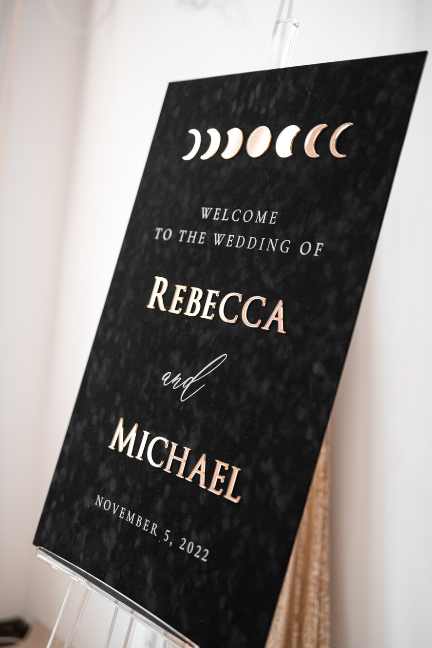 TISCHPLÄNE UND WILLKOMMENSCHILDER FÜR HOCHZEITEN Plexi Gold / Samt Luxuriöses schwarzes Samt-Hochzeit Willkommen-Schild, goldene Hochzeitsdekoration, personalisiertes Hochzeitsschild, Hochzeitsgeschenk, Willkommen-Hochzeitsboard