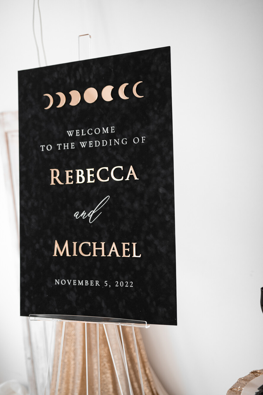 TISCHPLÄNE UND WILLKOMMENSCHILDER FÜR HOCHZEITEN Plexi Gold / Samt Luxuriöses schwarzes Samt-Hochzeit Willkommen-Schild, goldene Hochzeitsdekoration, personalisiertes Hochzeitsschild, Hochzeitsgeschenk, Willkommen-Hochzeitsboard