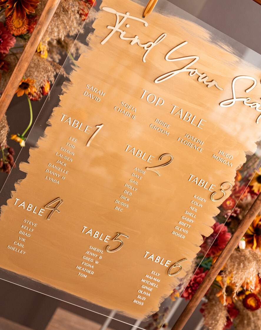 TISCHPLÄNE UND WILLKOMMENSCHILDER FÜR HOCHZEITEN Plexi Gold / Samt beige Samt und Gold Modernes Samt Sitzplan, 3D Elegantes Finde deinen Platz - Sitzplan, Luxus Hochzeittischplan, Hochzeitsdekoration mit goldenen Buchstaben - Goldenes Empfangsschild - Individuelles Zeremonieschild
