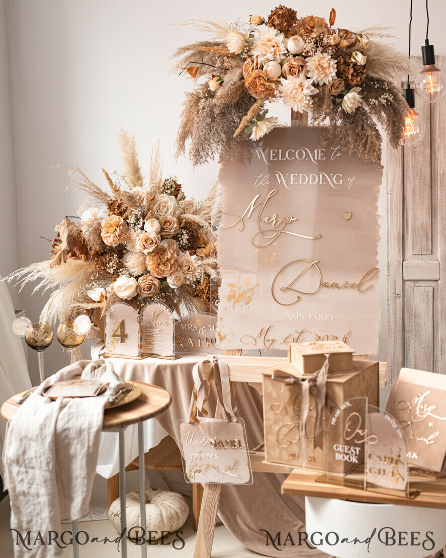 TISCHPLÄNE UND WILLKOMMENSCHILDER FÜR HOCHZEITEN Plexi Gold / Samt Elegantes klares Hochzeitsset Acryl Finde deinen Platz, personalisierter Hochzeits-Ombre Beige Tischplan, klares transparentes Tan und Gold modernes klares transparentes Sitzdiagramm, 3D elegantes Finde deinen Platz - Sitzplan, goldener Luxus Hochzeits Tischplan, Hochzeitsdekoration mit goldenen Buchstaben - Goldenes Empfangsschild - Individuelles Tan Zeremonieschild.