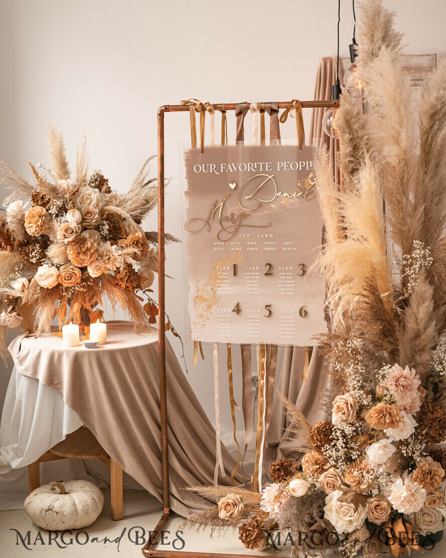 TISCHPLÄNE UND WILLKOMMENSCHILDER FÜR HOCHZEITEN Plexi Gold / Samt Elegantes klares Hochzeitsset Acryl Finde deinen Platz, personalisierter Hochzeits-Ombre Beige Tischplan, klares transparentes Tan und Gold modernes klares transparentes Sitzdiagramm, 3D elegantes Finde deinen Platz - Sitzplan, goldener Luxus Hochzeits Tischplan, Hochzeitsdekoration mit goldenen Buchstaben - Goldenes Empfangsschild - Individuelles Tan Zeremonieschild.