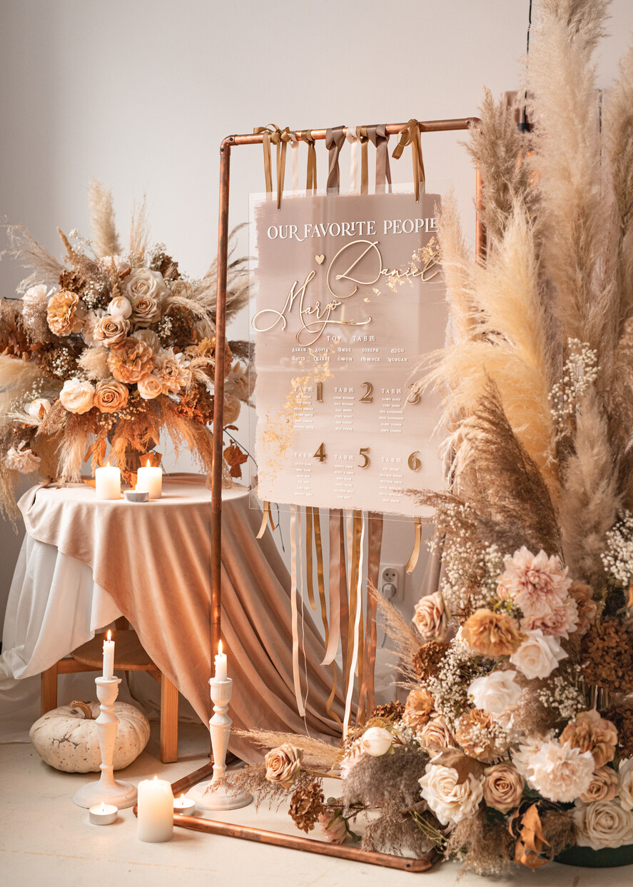 TISCHPLÄNE UND WILLKOMMENSCHILDER FÜR HOCHZEITEN Plexi Gold / Samt Elegantes klares Hochzeitsset Acryl Finde deinen Platz, personalisierter Hochzeits-Ombre Beige Tischplan, klares transparentes Tan und Gold modernes klares transparentes Sitzdiagramm, 3D elegantes Finde deinen Platz - Sitzplan, goldener Luxus Hochzeits Tischplan, Hochzeitsdekoration mit goldenen Buchstaben - Goldenes Empfangsschild - Individuelles Tan Zeremonieschild.