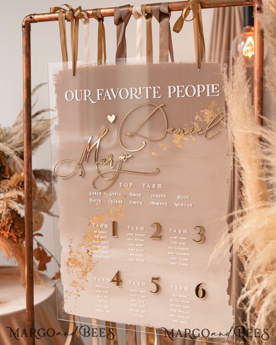 TISCHPLÄNE UND WILLKOMMENSCHILDER FÜR HOCHZEITEN Plexi Gold / Samt Elegantes klares Hochzeitsset Acryl Finde deinen Platz, personalisierter Hochzeits-Ombre Beige Tischplan, klares transparentes Tan und Gold modernes klares transparentes Sitzdiagramm, 3D elegantes Finde deinen Platz - Sitzplan, goldener Luxus Hochzeits Tischplan, Hochzeitsdekoration mit goldenen Buchstaben - Goldenes Empfangsschild - Individuelles Tan Zeremonieschild.