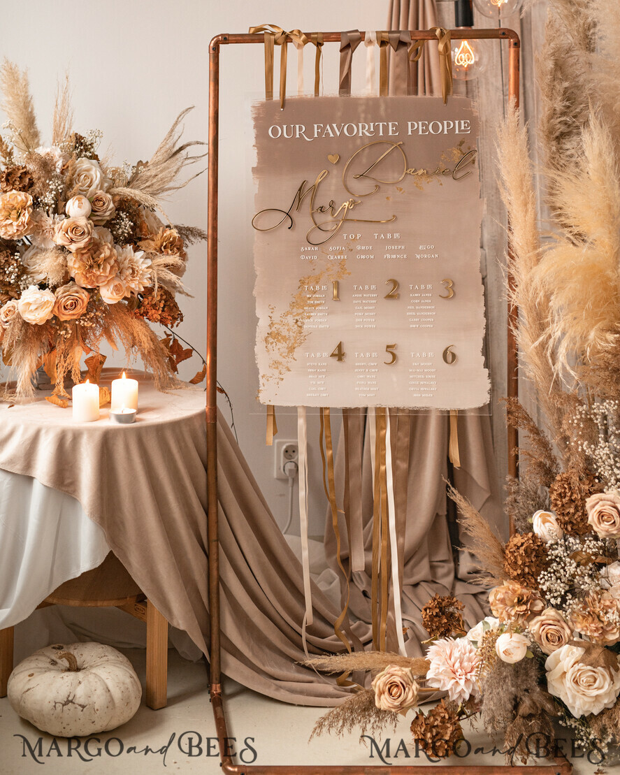 TISCHPLÄNE UND WILLKOMMENSCHILDER FÜR HOCHZEITEN Plexi Gold / Samt Elegantes klares Hochzeitsset Acryl Finde deinen Platz, personalisierter Hochzeits-Ombre Beige Tischplan, klares transparentes Tan und Gold modernes klares transparentes Sitzdiagramm, 3D elegantes Finde deinen Platz - Sitzplan, goldener Luxus Hochzeits Tischplan, Hochzeitsdekoration mit goldenen Buchstaben - Goldenes Empfangsschild - Individuelles Tan Zeremonieschild.