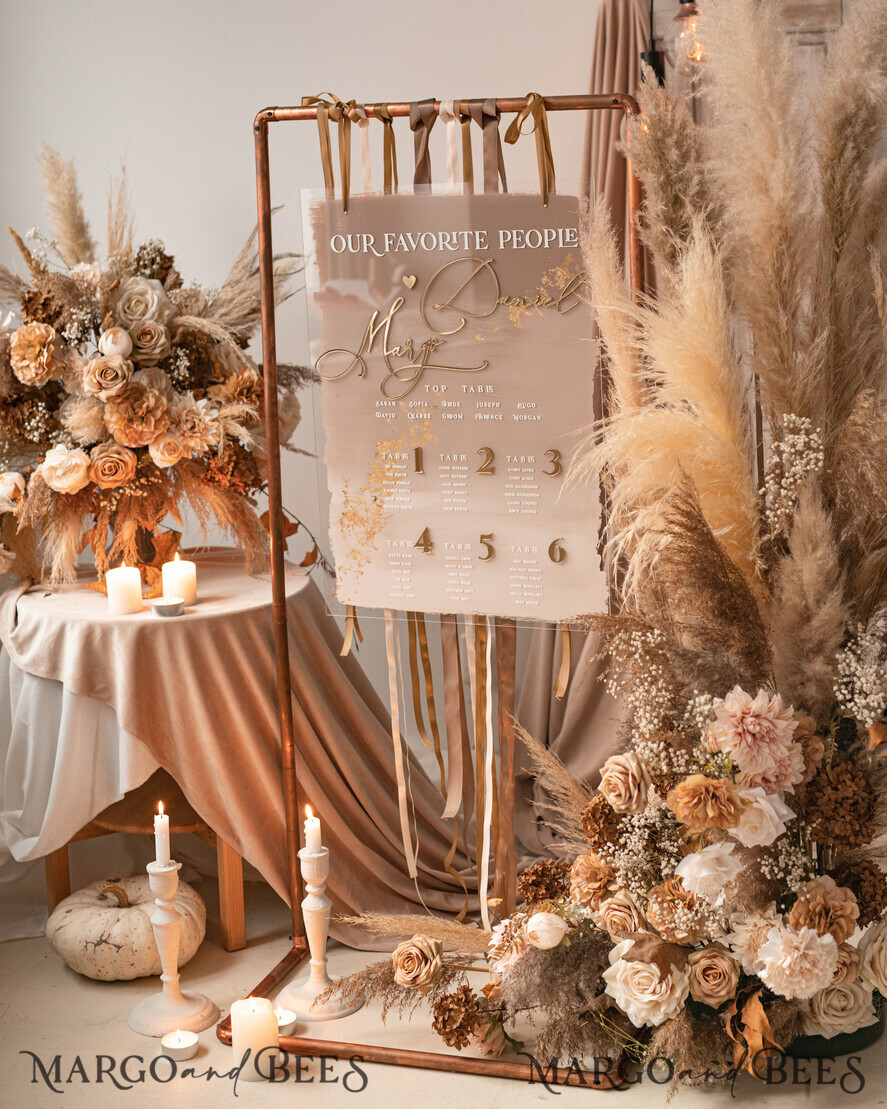 TISCHPLÄNE UND WILLKOMMENSCHILDER FÜR HOCHZEITEN Plexi Gold / Samt Elegantes klares Hochzeitsset Acryl Finde deinen Platz, personalisierter Hochzeits-Ombre Beige Tischplan, klares transparentes Tan und Gold modernes klares transparentes Sitzdiagramm, 3D elegantes Finde deinen Platz - Sitzplan, goldener Luxus Hochzeits Tischplan, Hochzeitsdekoration mit goldenen Buchstaben - Goldenes Empfangsschild - Individuelles Tan Zeremonieschild.