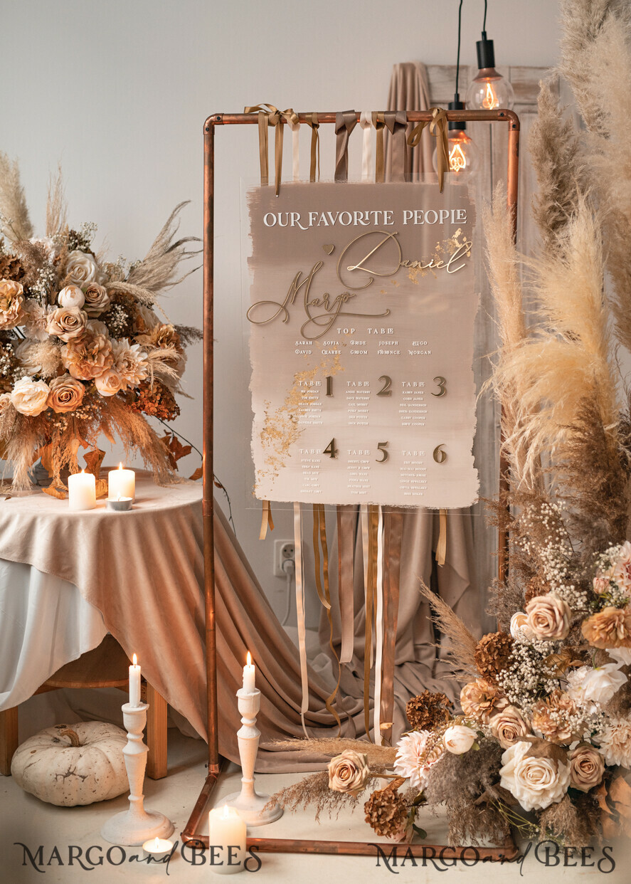 TISCHPLÄNE UND WILLKOMMENSCHILDER FÜR HOCHZEITEN Plexi Gold / Samt Elegantes klares Hochzeitsset Acryl Finde deinen Platz, personalisierter Hochzeits-Ombre Beige Tischplan, klares transparentes Tan und Gold modernes klares transparentes Sitzdiagramm, 3D elegantes Finde deinen Platz - Sitzplan, goldener Luxus Hochzeits Tischplan, Hochzeitsdekoration mit goldenen Buchstaben - Goldenes Empfangsschild - Individuelles Tan Zeremonieschild.