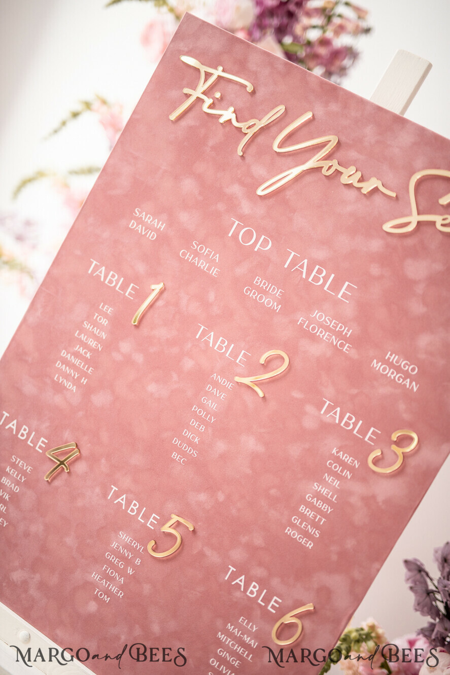 TISCHPLÄNE UND WILLKOMMENSCHILDER FÜR HOCHZEITEN Plexi Gold / Samt Blush-pink Samt und Gold Modernes Samt-Sitzplan, 3D Elegantes Finde deinen Platz - Sitzplan, Luxuriöser Hochzeitstischplan, Hochzeitsdekoration mit goldenen Buchstaben - Goldene Empfangsbeschilderung - Individuelles Zeremonieschild