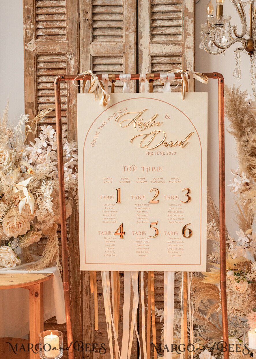 TISCHPLÄNE UND WILLKOMMENSCHILDER FÜR HOCHZEITEN Plexi Gold / Samt Elfenbeinvelours & Gold Modernes Velours Sitzplan, Bogen Elegant Finde Deinen Sitzplan, Eleganter Hochzeittischplan, Hochzeitsdekoration mit goldenen Buchstaben, Empfangsbeschilderung, Individuelles Zeremonieschild