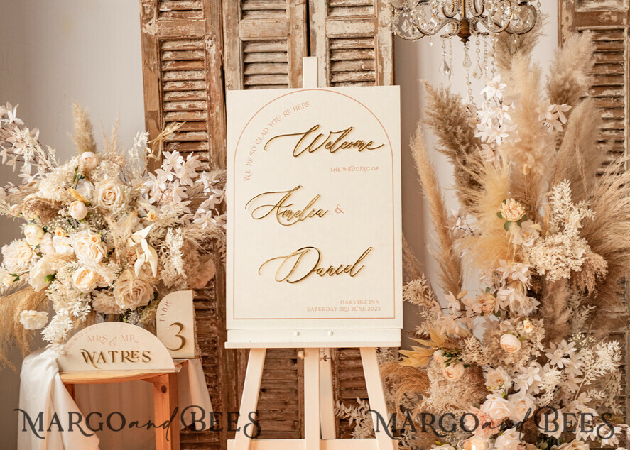 TISCHPLÄNE UND WILLKOMMENSCHILDER FÜR HOCHZEITEN Plexi Gold / Samt Arch Velvet Hochzeits Willkommen-Schild, goldene Hochzeitsdekoration, personalisiertes Hochzeitsschild, elegantes Willkommen-Hochzeitsbrett