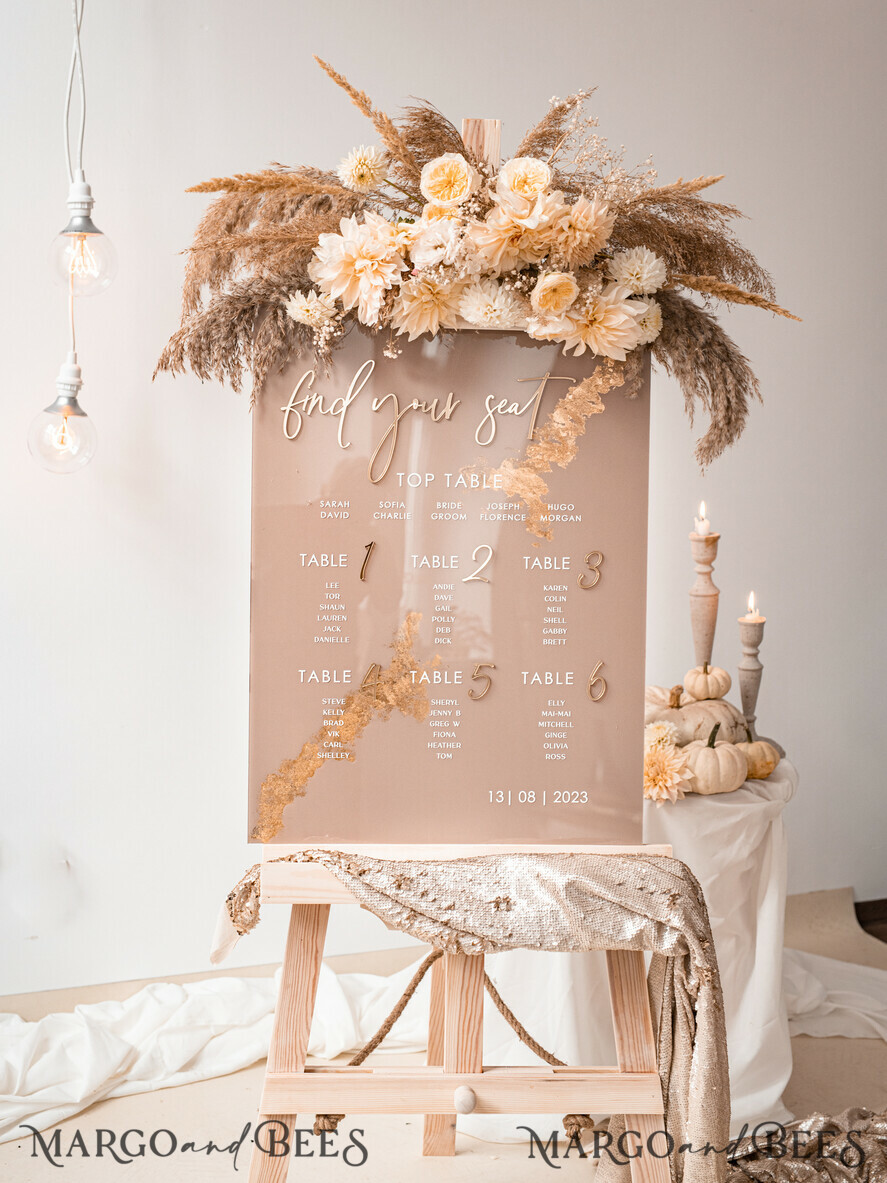 TISCHPLÄNE UND WILLKOMMENSCHILDER FÜR HOCHZEITEN Plexi Gold / Samt Elegantes klares Hochzeitsset Acryl Finde deinen Platz, personalisierter Hochzeitsbeige Tischplan, akrylklar tan transparent und golden modernes klares transparentes Sitzschema, 3D elegantes Finde deinen Platz - Sitzplan, goldener Luxus Hochzeits Tischplan, Hochzeitsdekoration mit goldenen Buchstaben - Goldene Empfangsbeschilderung - Individuelles Tan Zeremonieschild.