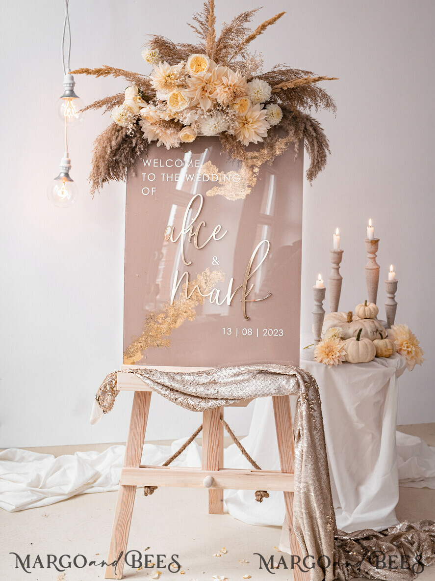 TISCHPLÄNE UND WILLKOMMENSCHILDER FÜR HOCHZEITEN Plexi Gold / Samt Elegantes klares Hochzeitsset Acryl Finde deinen Platz, personalisierter Hochzeitsbeige Tischplan, akrylklar tan transparent und golden modernes klares transparentes Sitzschema, 3D elegantes Finde deinen Platz - Sitzplan, goldener Luxus Hochzeits Tischplan, Hochzeitsdekoration mit goldenen Buchstaben - Goldene Empfangsbeschilderung - Individuelles Tan Zeremonieschild.