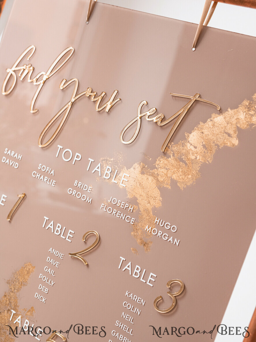 TISCHPLÄNE UND WILLKOMMENSCHILDER FÜR HOCHZEITEN Plexi Gold / Samt Elegantes klares Hochzeitsset Acryl Finde deinen Platz, personalisierter Hochzeitsbeige Tischplan, akrylklar tan transparent und golden modernes klares transparentes Sitzschema, 3D elegantes Finde deinen Platz - Sitzplan, goldener Luxus Hochzeits Tischplan, Hochzeitsdekoration mit goldenen Buchstaben - Goldene Empfangsbeschilderung - Individuelles Tan Zeremonieschild.