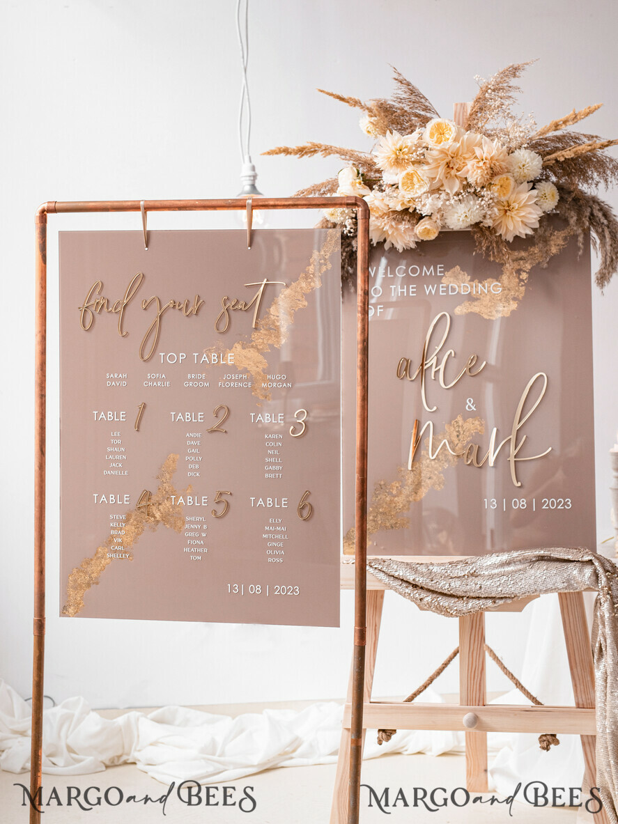 TISCHPLÄNE UND WILLKOMMENSCHILDER FÜR HOCHZEITEN Plexi Gold / Samt Elegantes klares Hochzeitsset Acryl Finde deinen Platz, personalisierter Hochzeitsbeige Tischplan, akrylklar tan transparent und golden modernes klares transparentes Sitzschema, 3D elegantes Finde deinen Platz - Sitzplan, goldener Luxus Hochzeits Tischplan, Hochzeitsdekoration mit goldenen Buchstaben - Goldene Empfangsbeschilderung - Individuelles Tan Zeremonieschild.