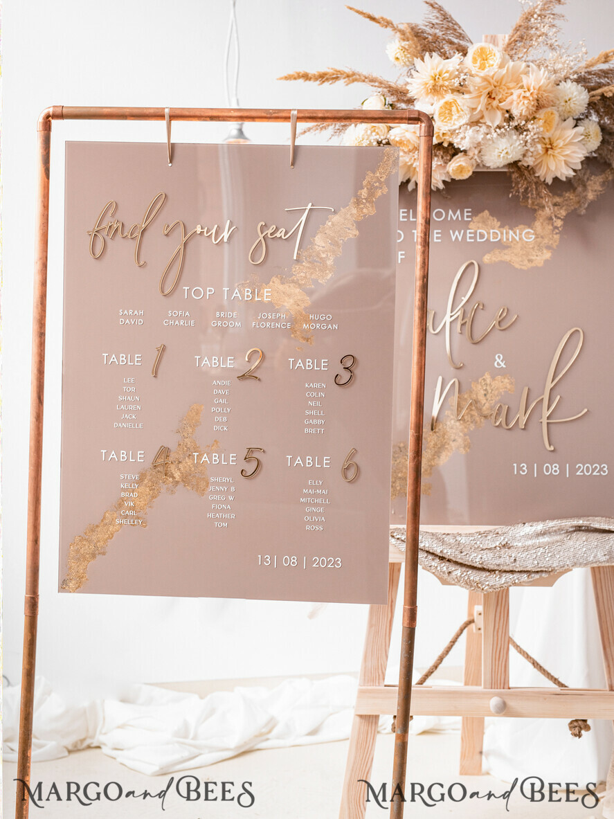 TISCHPLÄNE UND WILLKOMMENSCHILDER FÜR HOCHZEITEN Plexi Gold / Samt Elegantes klares Hochzeitsset Acryl Finde deinen Platz, personalisierter Hochzeitsbeige Tischplan, akrylklar tan transparent und golden modernes klares transparentes Sitzschema, 3D elegantes Finde deinen Platz - Sitzplan, goldener Luxus Hochzeits Tischplan, Hochzeitsdekoration mit goldenen Buchstaben - Goldene Empfangsbeschilderung - Individuelles Tan Zeremonieschild.
