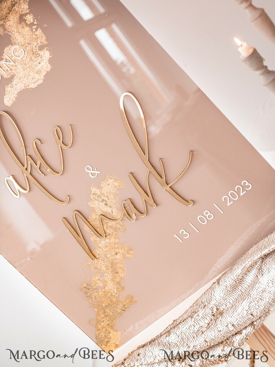 TISCHPLÄNE UND WILLKOMMENSCHILDER FÜR HOCHZEITEN Plexi Gold / Samt Elegantes klares Hochzeitsset Acryl Finde deinen Platz, personalisierter Hochzeitsbeige Tischplan, akrylklar tan transparent und golden modernes klares transparentes Sitzschema, 3D elegantes Finde deinen Platz - Sitzplan, goldener Luxus Hochzeits Tischplan, Hochzeitsdekoration mit goldenen Buchstaben - Goldene Empfangsbeschilderung - Individuelles Tan Zeremonieschild.