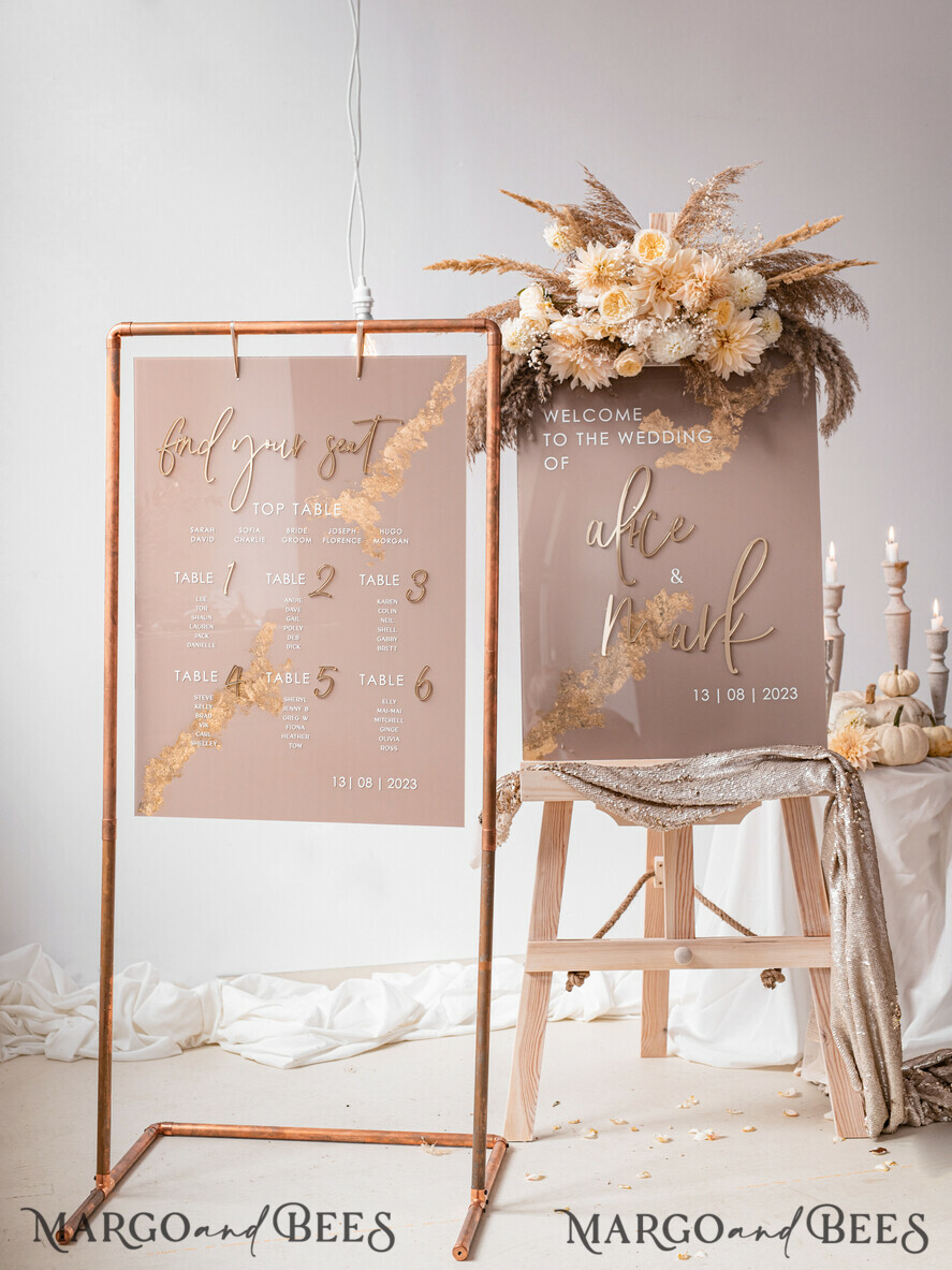 TISCHPLÄNE UND WILLKOMMENSCHILDER FÜR HOCHZEITEN Plexi Gold / Samt Elegantes klares Hochzeitsset Acryl Finde deinen Platz, personalisierter Hochzeitsbeige Tischplan, akrylklar tan transparent und golden modernes klares transparentes Sitzschema, 3D elegantes Finde deinen Platz - Sitzplan, goldener Luxus Hochzeits Tischplan, Hochzeitsdekoration mit goldenen Buchstaben - Goldene Empfangsbeschilderung - Individuelles Tan Zeremonieschild.