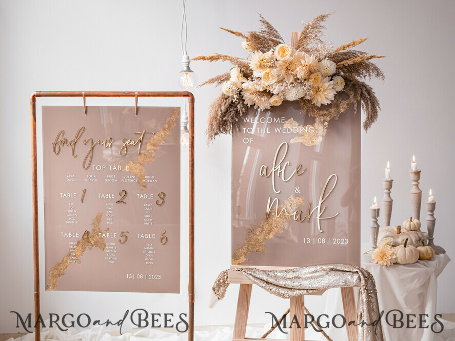 TISCHPLÄNE UND WILLKOMMENSCHILDER FÜR HOCHZEITEN Plexi Gold / Samt Elegantes klares Hochzeitsset Acryl Finde deinen Platz, personalisierter Hochzeitsbeige Tischplan, akrylklar tan transparent und golden modernes klares transparentes Sitzschema, 3D elegantes Finde deinen Platz - Sitzplan, goldener Luxus Hochzeits Tischplan, Hochzeitsdekoration mit goldenen Buchstaben - Goldene Empfangsbeschilderung - Individuelles Tan Zeremonieschild.
