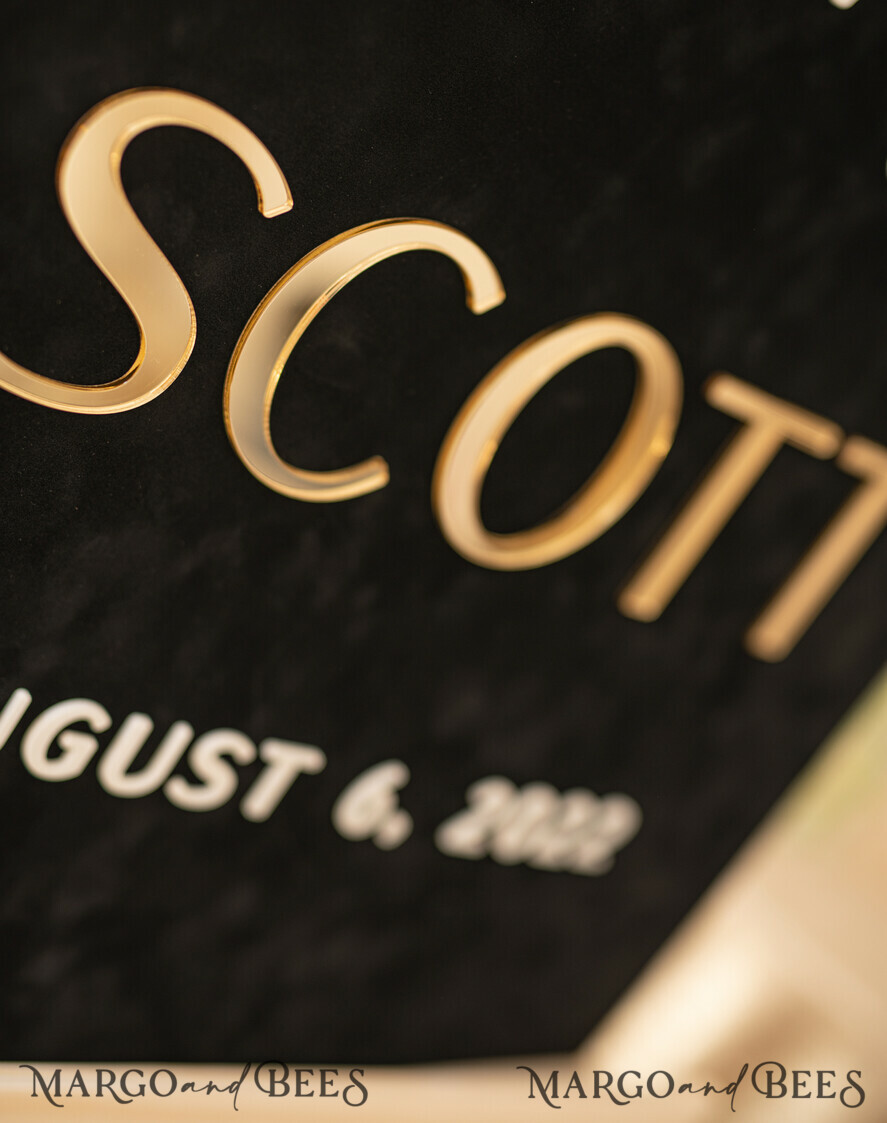 TISCHPLÄNE UND WILLKOMMENSCHILDER FÜR HOCHZEITEN Plexi Gold / Samt Luxus Samt schwarzes Hochzeits-Willkommensschild, goldene Hochzeitsdekoration, personalisiertes Hochzeitsschild, Hochzeitsgeschenk, Willkommens-Hochzeitsboard