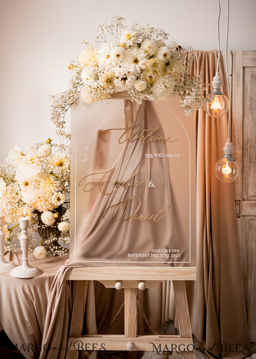 TISCHPLÄNE UND WILLKOMMENSCHILDER FÜR HOCHZEITEN Plexi Gold / Samt Bogen gefroren und goldene Acryl-Hochzeit Willkommen-Schild, Plexiglas goldene Hochzeitsdekoration, personalisiertes Hochzeitsschild, modernes Boho Empfangshochzeitsbrett