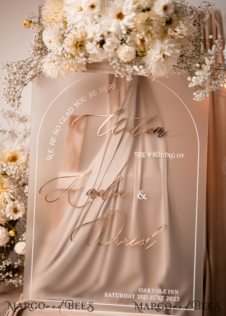 TISCHPLÄNE UND WILLKOMMENSCHILDER FÜR HOCHZEITEN Plexi Gold / Samt Bogen gefroren und goldene Acryl-Hochzeit Willkommen-Schild, Plexiglas goldene Hochzeitsdekoration, personalisiertes Hochzeitsschild, modernes Boho Empfangshochzeitsbrett
