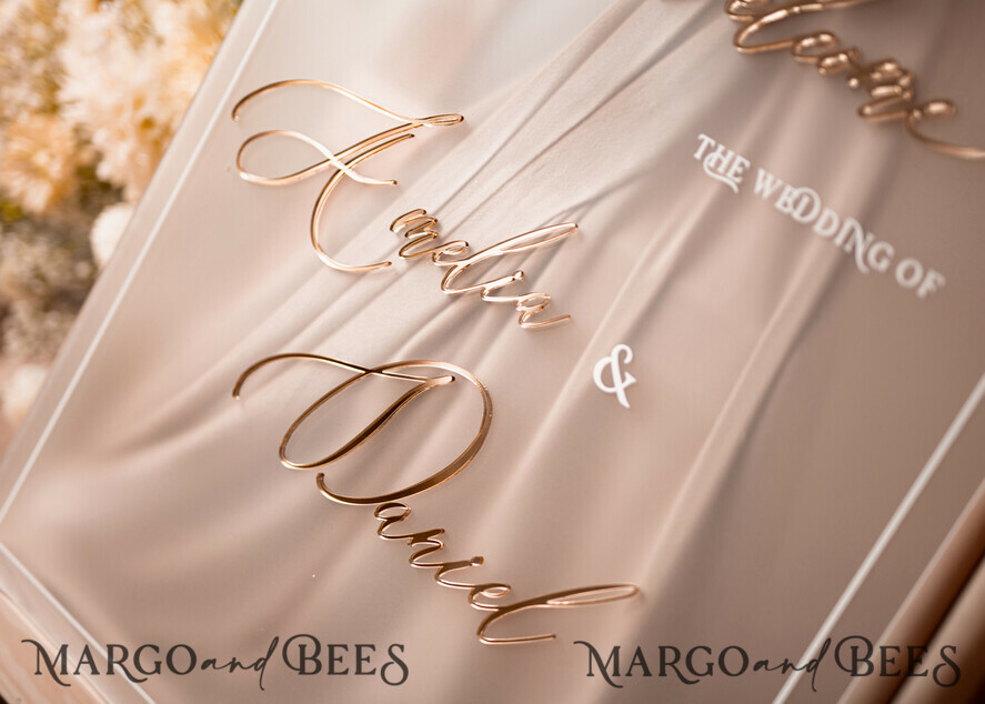 TISCHPLÄNE UND WILLKOMMENSCHILDER FÜR HOCHZEITEN Plexi Gold / Samt Bogen gefroren und goldene Acryl-Hochzeit Willkommen-Schild, Plexiglas goldene Hochzeitsdekoration, personalisiertes Hochzeitsschild, modernes Boho Empfangshochzeitsbrett