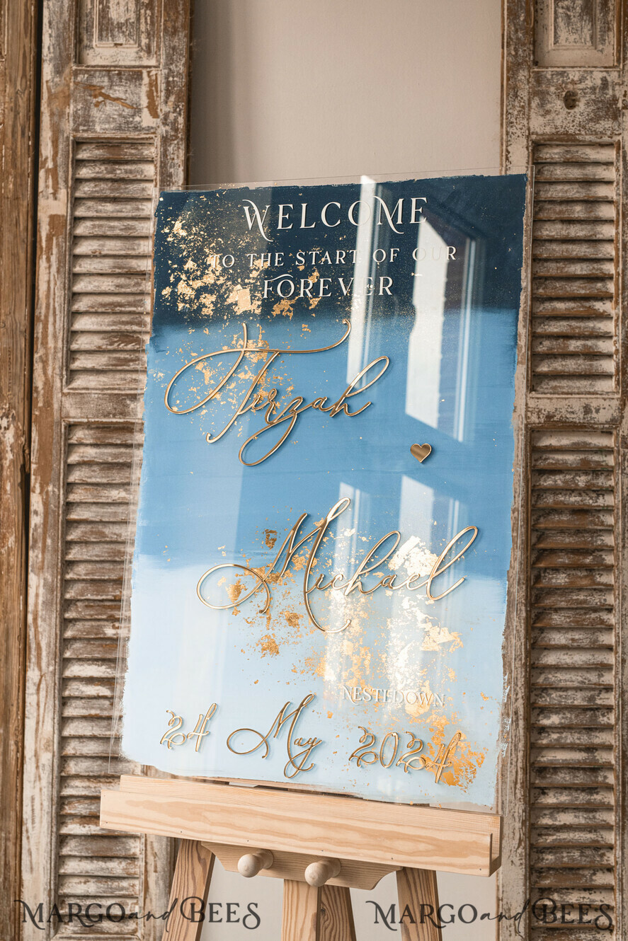 TISCHPLÄNE UND WILLKOMMENSCHILDER FÜR HOCHZEITEN Plexi Gold / Samt Acryl staubblau & Gold Hochzeitswillkommensschild, bemaltes Acryl & goldenes Hochzeitswillkommensschild, königsblaues Ombre Gold Plexi Hochzeitswillkommensschild, luxuriöses Hochzeitswillkommensschild, Strandhochzeitsschild Griechenland, goldenes Spiegel-Hochzeitswillkommensschild.