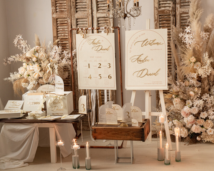 TISCHDEKORATIONSCHILDER   Samt Tischnummern und Dekoration Acrylbogen Tischnummer & Dinner-Menü-Kombination, gefrorenes Elfenbein-Acryl-Gold-Schild, goldene gefrostete Plexi-Velours-Tischnummern & Menü-Kombination, luxuriöse Hochzeits-Tischdekoration, Hochzeitsbeschilderung goldene Spiegeltischnummern & Menü